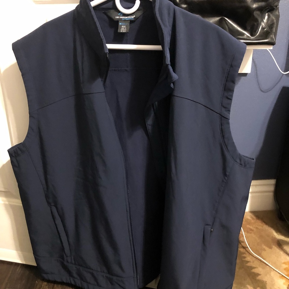 Tri Mountain Men Vest. Excellent condition.
